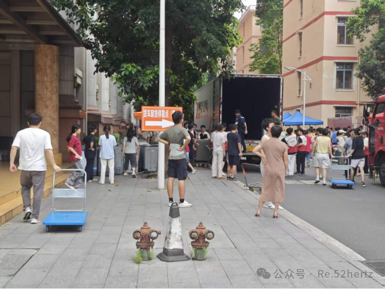 志愿者搬运